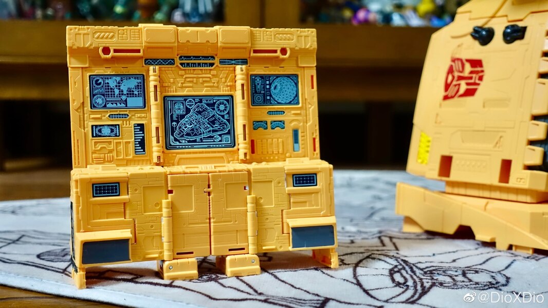 Transformers Kingdom Titan Class ARK More In Hand Images  (18 of 30)